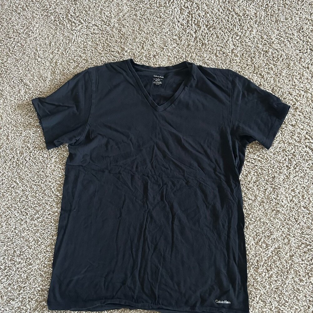 Medium Calvin Klein v neck tshirt